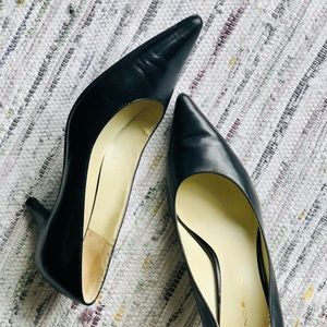 Black pointy toe 2-inch stiletto, basic, comfortable and stylish.